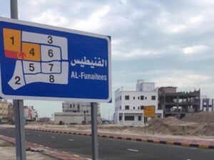 للايجار فيلا بالفنيطيس عباره عن سرداب وأرضى وأول وثانى وثالث سرداب عباره عن باركن 2سياره ومخزن وغرفه سائق ومطبخ الاول عباره عن صاله كبيره بحمام ضيوف ومطبخ كبير ببلكونه الدور الثانى عباره عن 2غرفه وصاله كبيره بمطبخ تحضيري الدور الثالث 3غرف منهم 1ماستر و2مع حمام مشترك المطلوب : 1300 الايجار + 1300 التامين + نصف شهر عمولة مكتب
